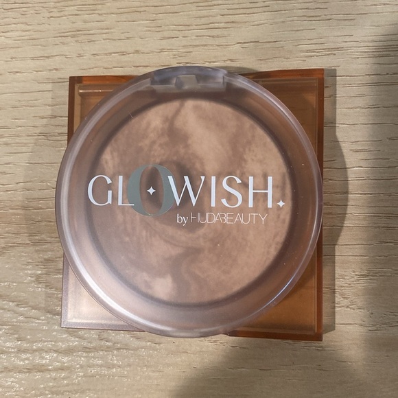 Huda Beauty GloWish Soft Radiance Bronzing Powder - Picture 4 of 4